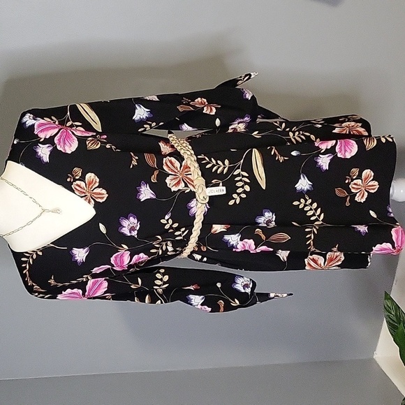 Express Black Floral V-Neck 3/4 Sleeve Shift Mini Dress with Tie Detail - Size M - Picture 5 of 10